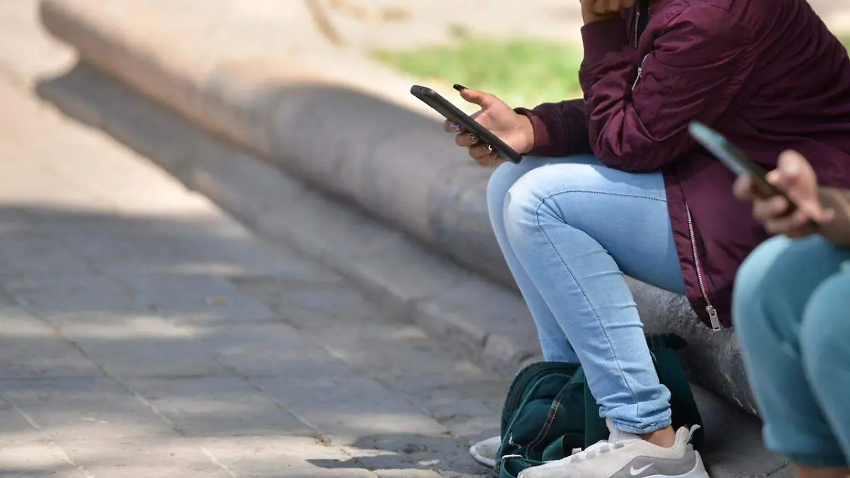 Jóvenes usando celulares (3)