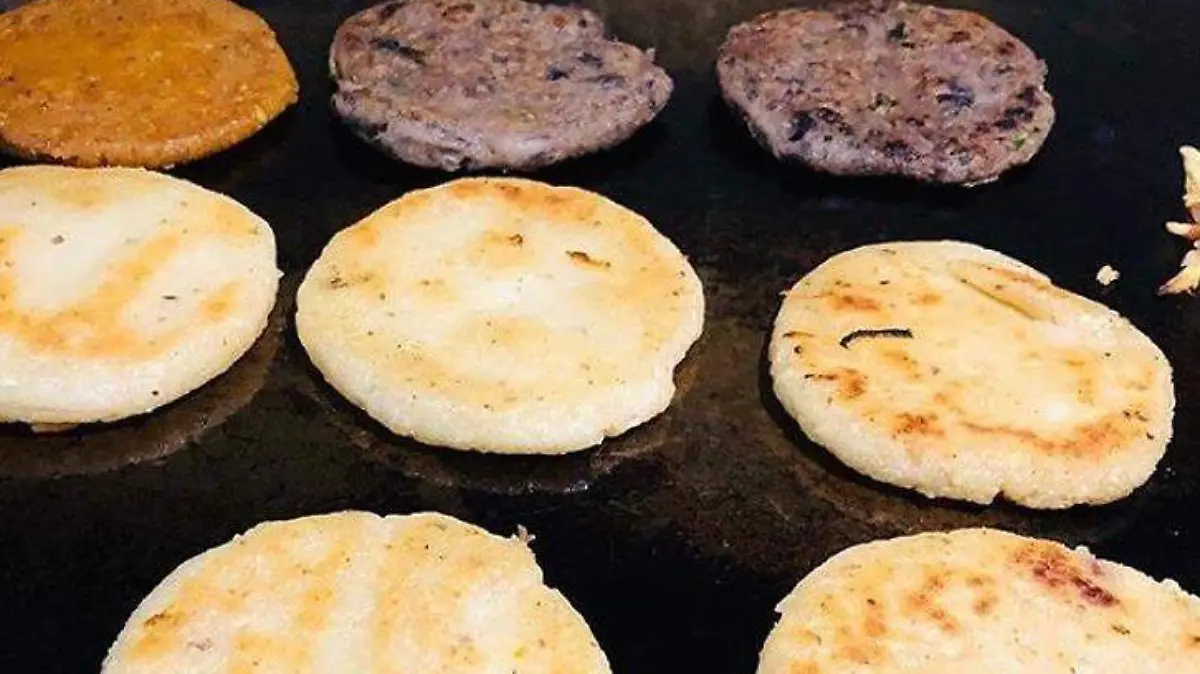 Bocoles de masa con pasta de frijoles