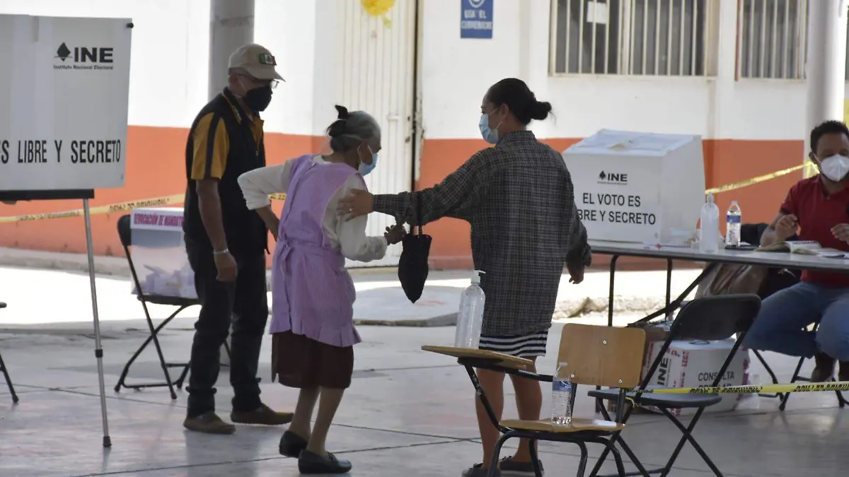 Urnas en su mayoría con los votos de los abuelitos