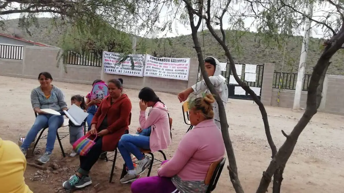 plantón en telesecundaria (4)