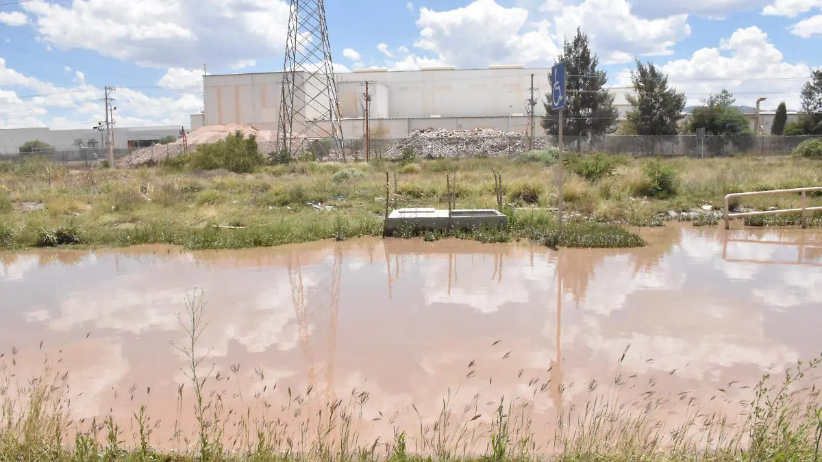 Totalmente inundada luce la avenida CFE después de las lluvias / Ricardo Solache | El Sol de San Luis 