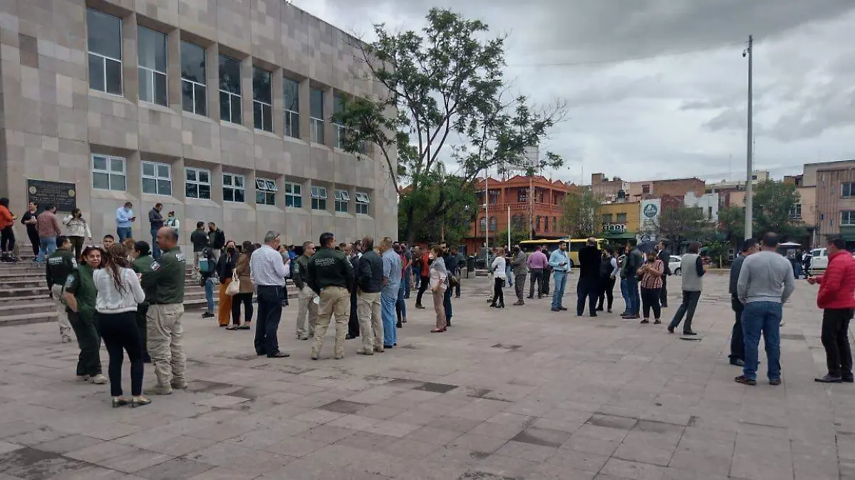 desalojan seguridad publica por temblor