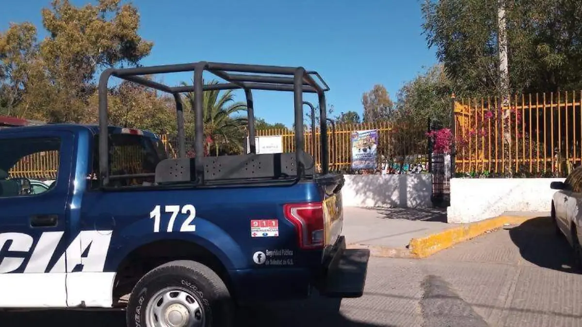 policia vigila escuelas