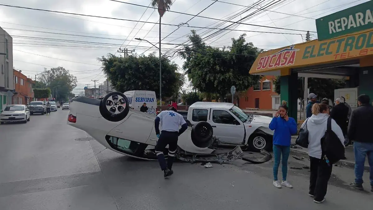 Volcadura en Pedro Moreno (2)