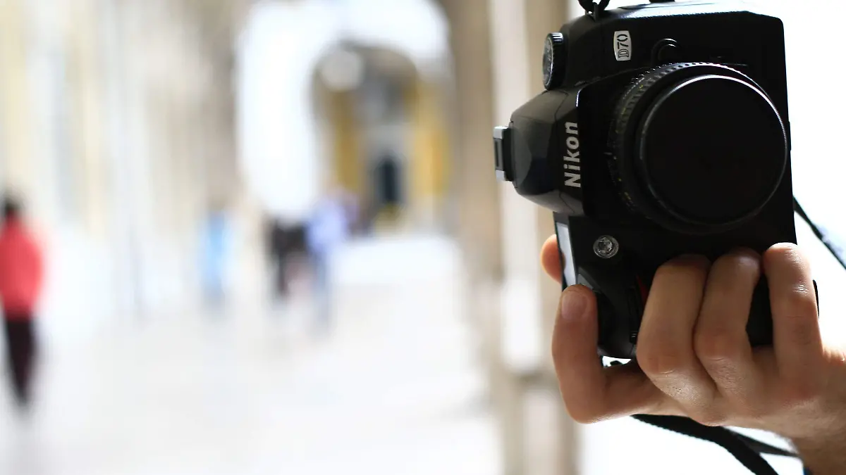 camera-equipment-hand-46504