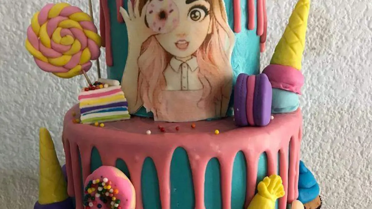 Invitados y amigos disfrutan del bello pastel de la cumpleañera