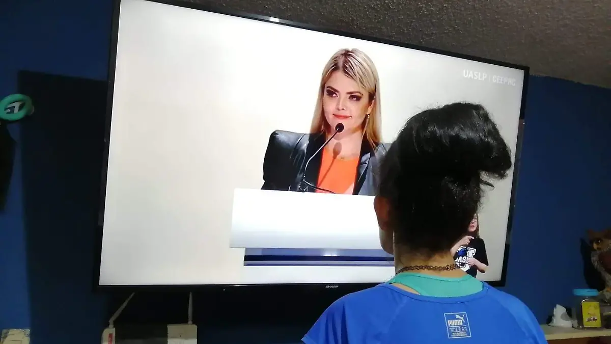 viendo el debate SLP