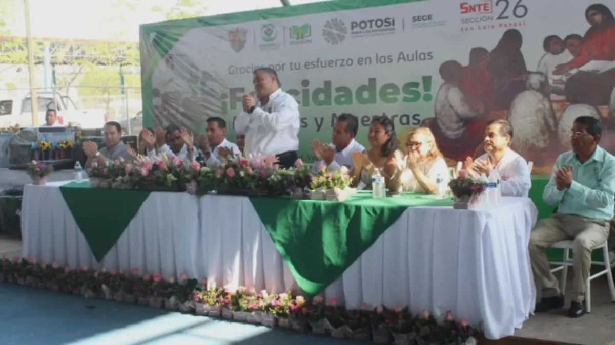 Reconoce ayuntamiento de Ciudad Valles a maestros