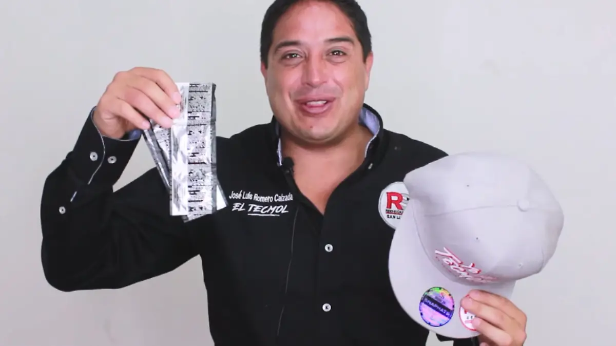 Candidato se promueve con condones