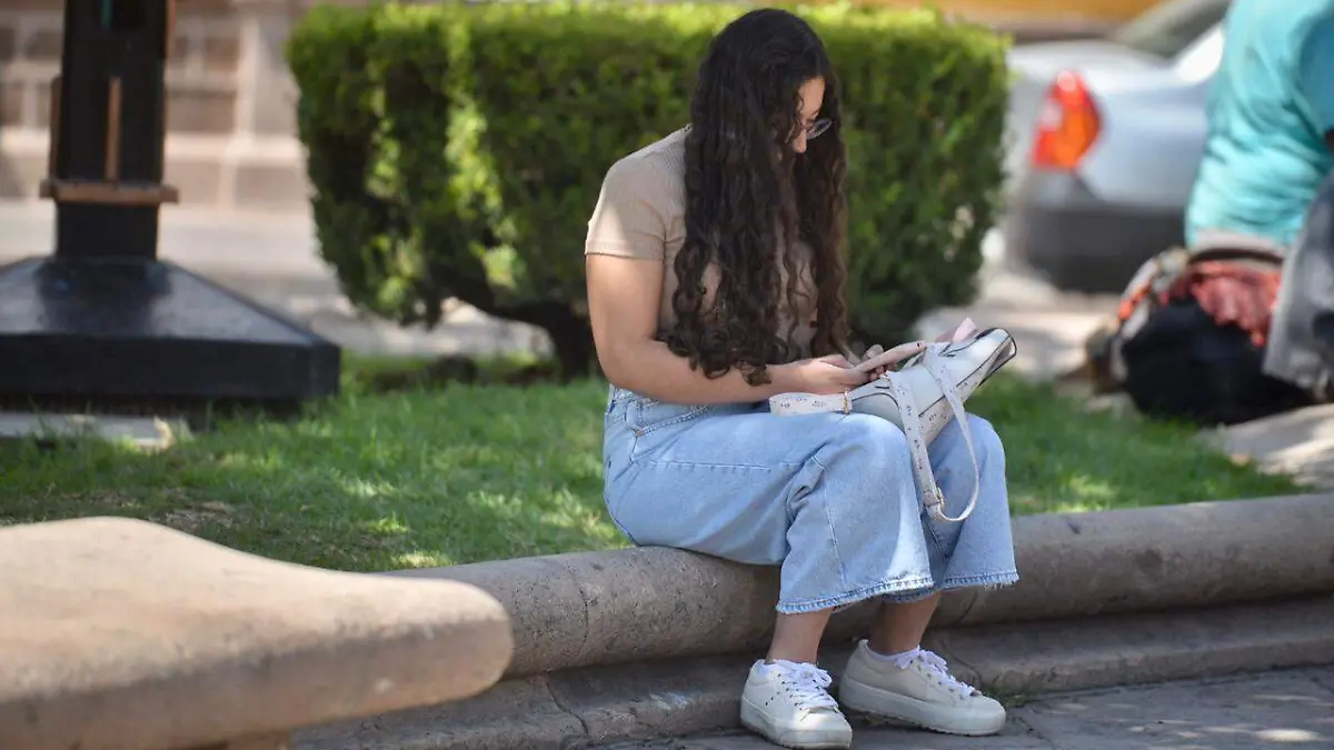 Jóvenes usando celulares (4)