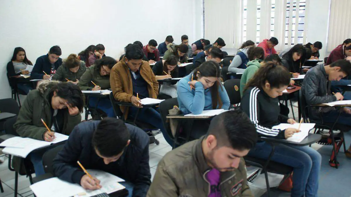 Jovenes rechazados de secundarias y  bachilleratos batallan para