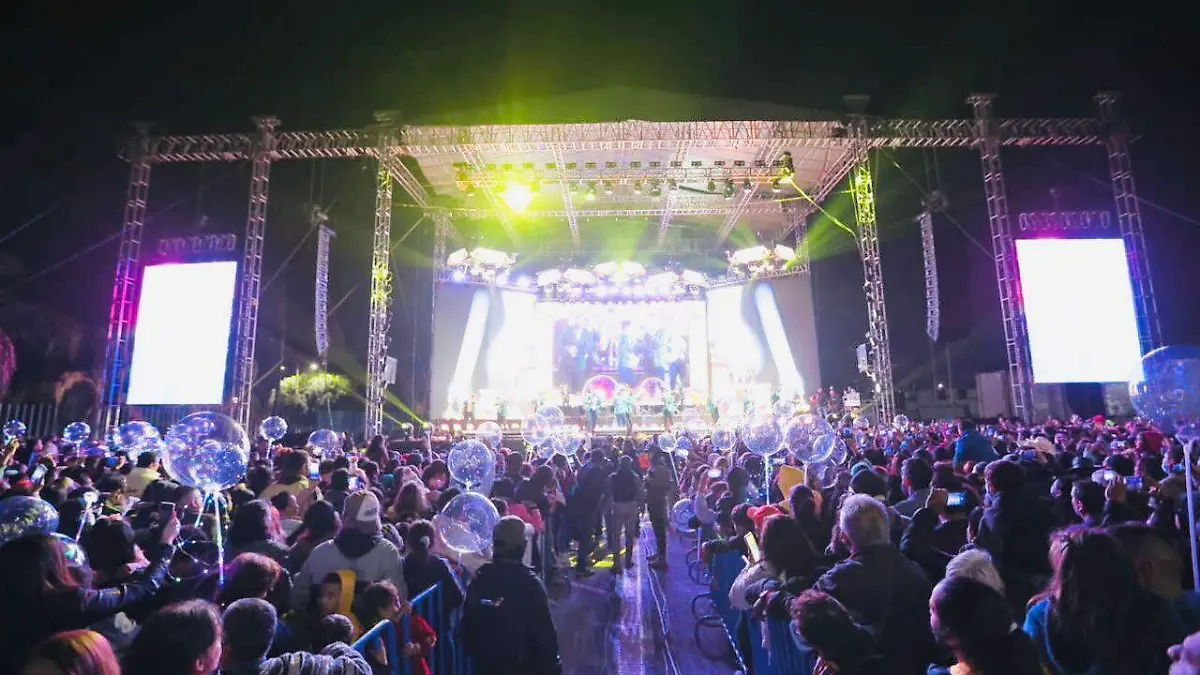 Banda Adictiva en posada navideña (9)