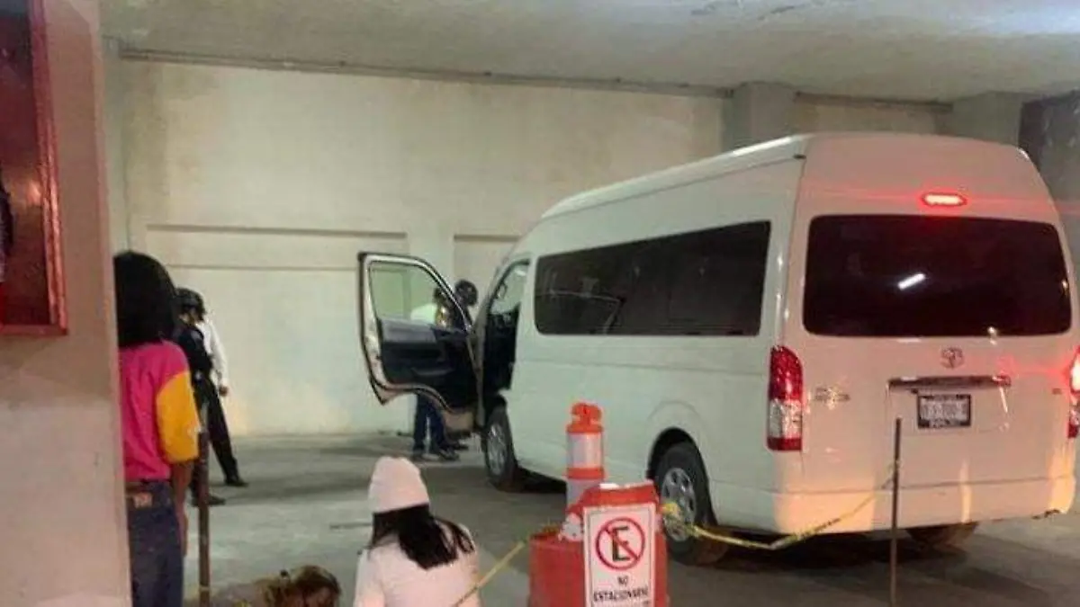 embisten a personas en hotel