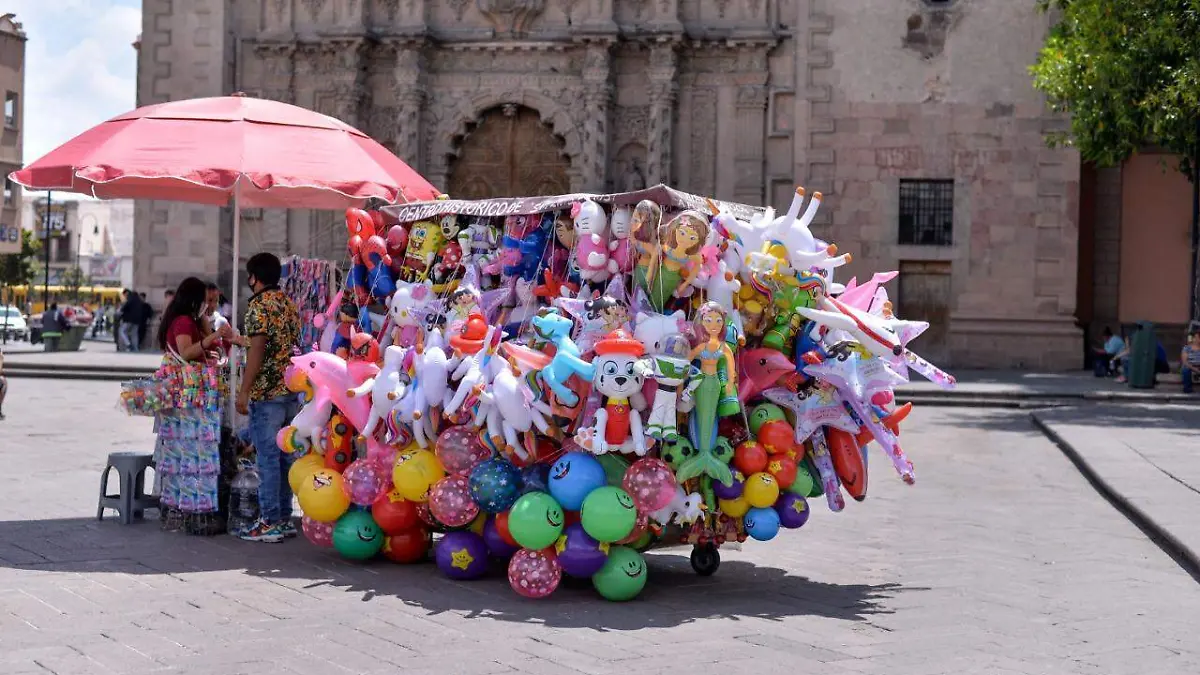 vendedores ambulantes ambulante vendedor comercio informal  globos globero