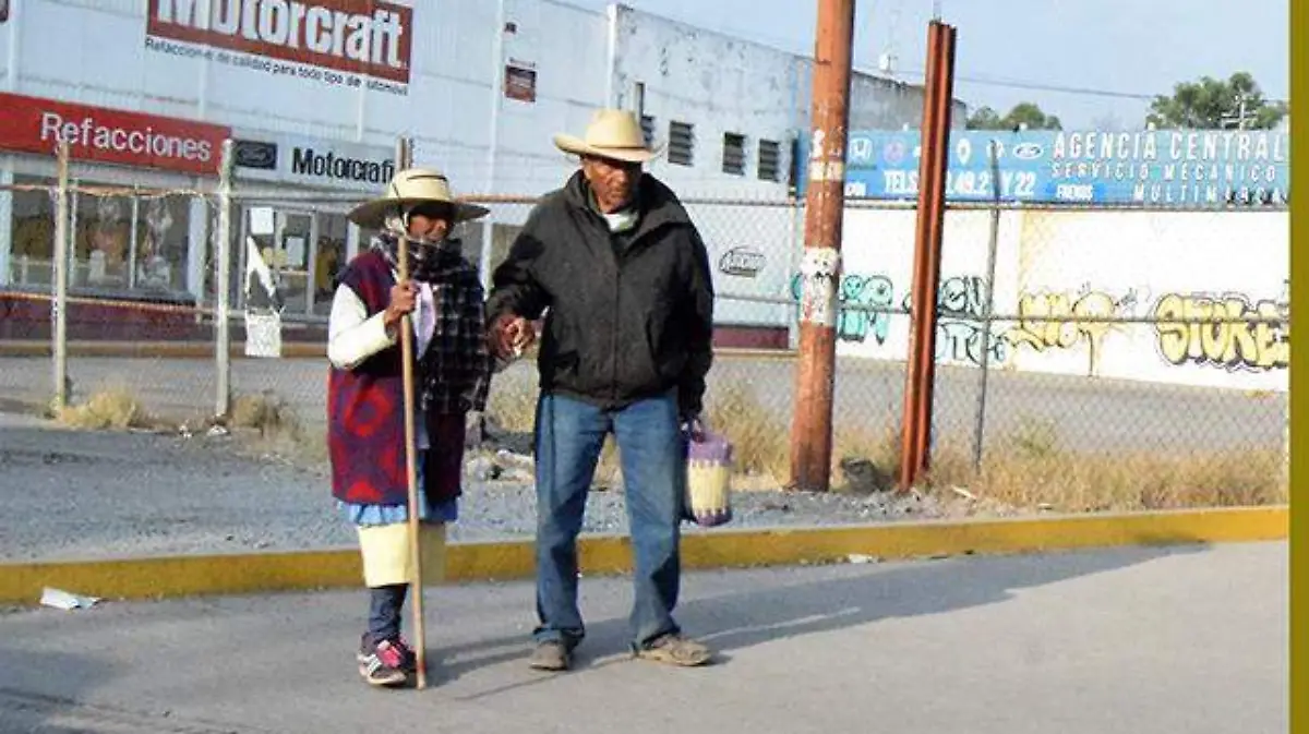 adultos mayores cruzando la calle
