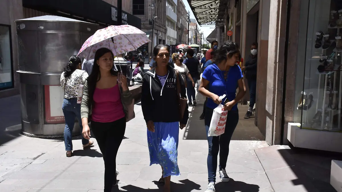 Flujo de gente en el centro reabren negocios del centro 