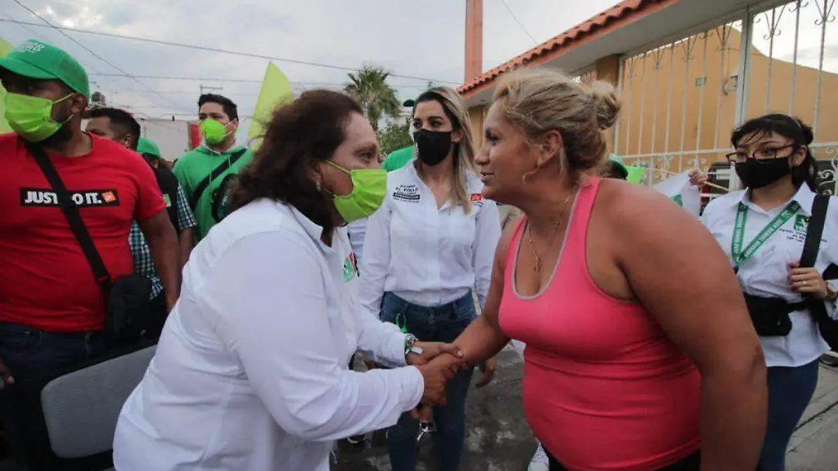 Leonor Noyola por las calles de Soledad
