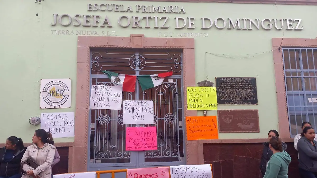 Escuela en Tierra Nueva manifetación (1)