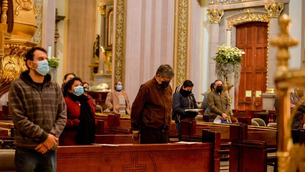 fieles catolicos feligreces iglesia