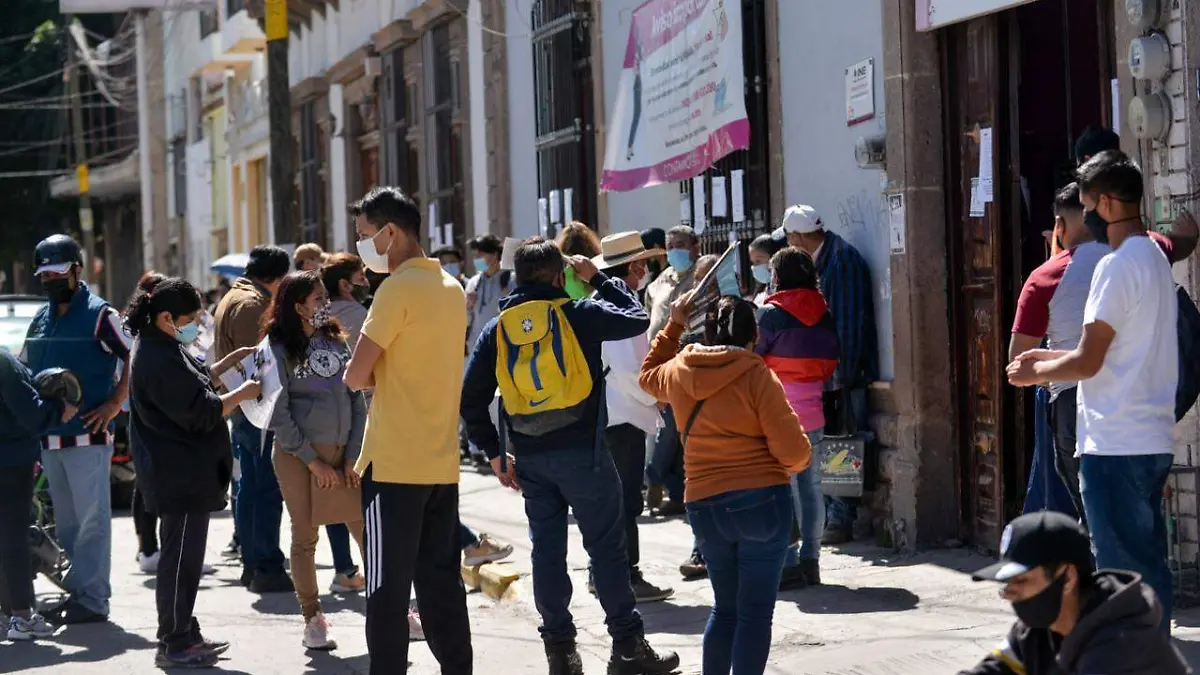 Abarrotan ciudadanos módulos del INE 5