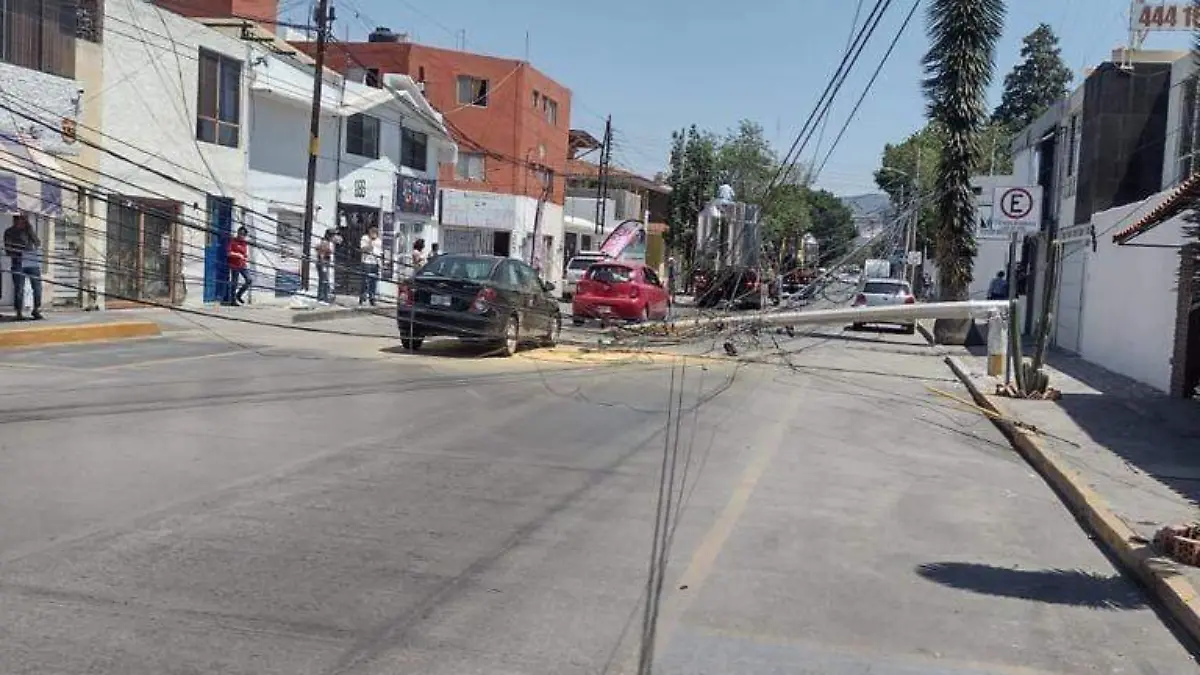 Poste derribado en accidente