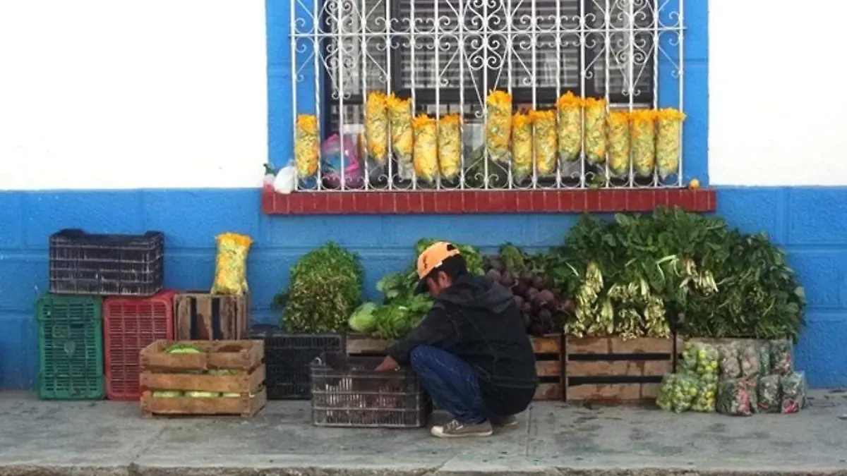 Las banquetas del centro de la ciudad estan llenas de comerciantes