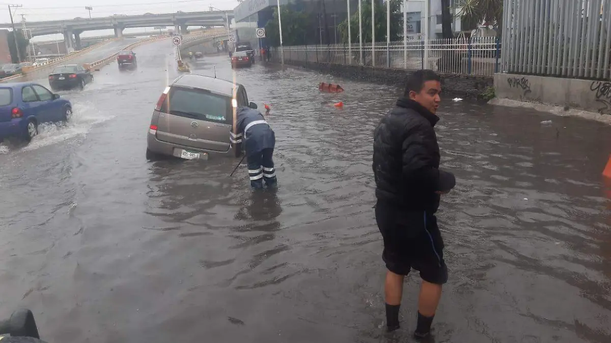 Camioneta cae en zanja 