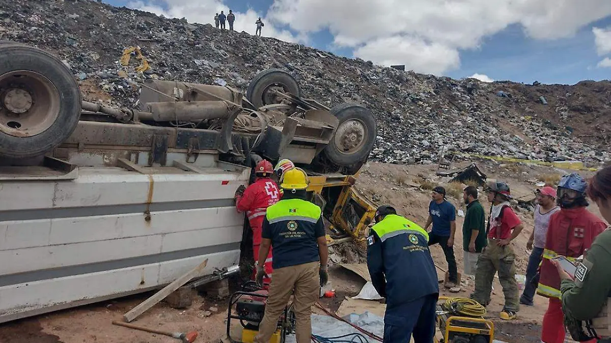 se voltea una pipa en cerro de san pedro  (3)