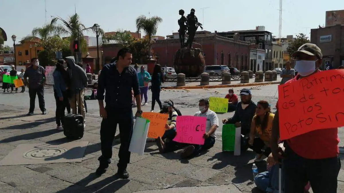 4 piden cese de funcionaria