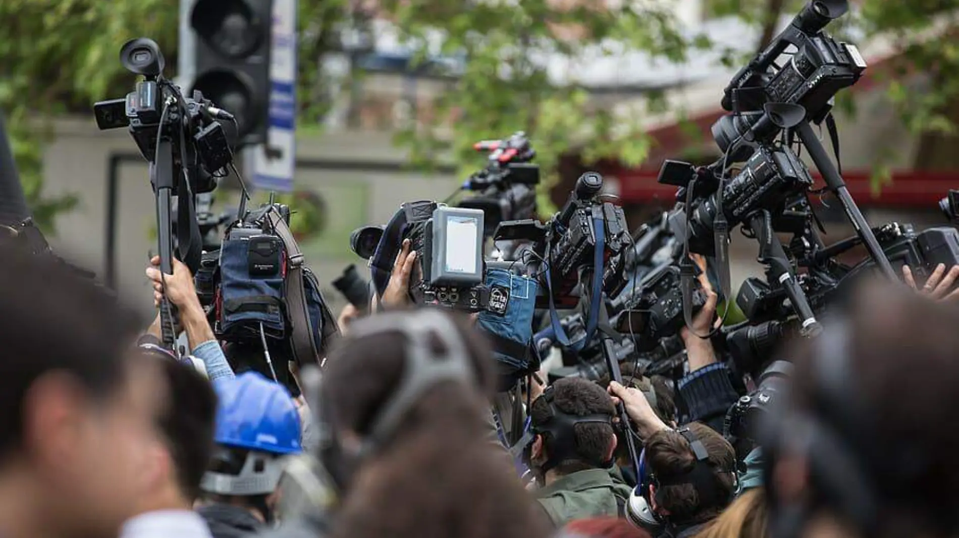 press-camera-the-crowd-journalist