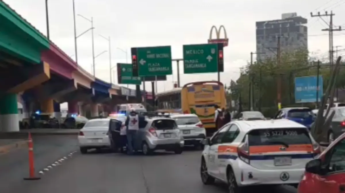 Camión embiste autos en Salvador Nava