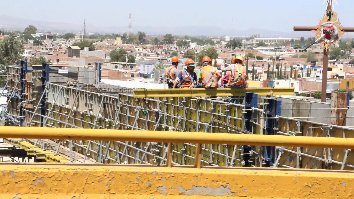 trabajadores en la obra del distribuidor