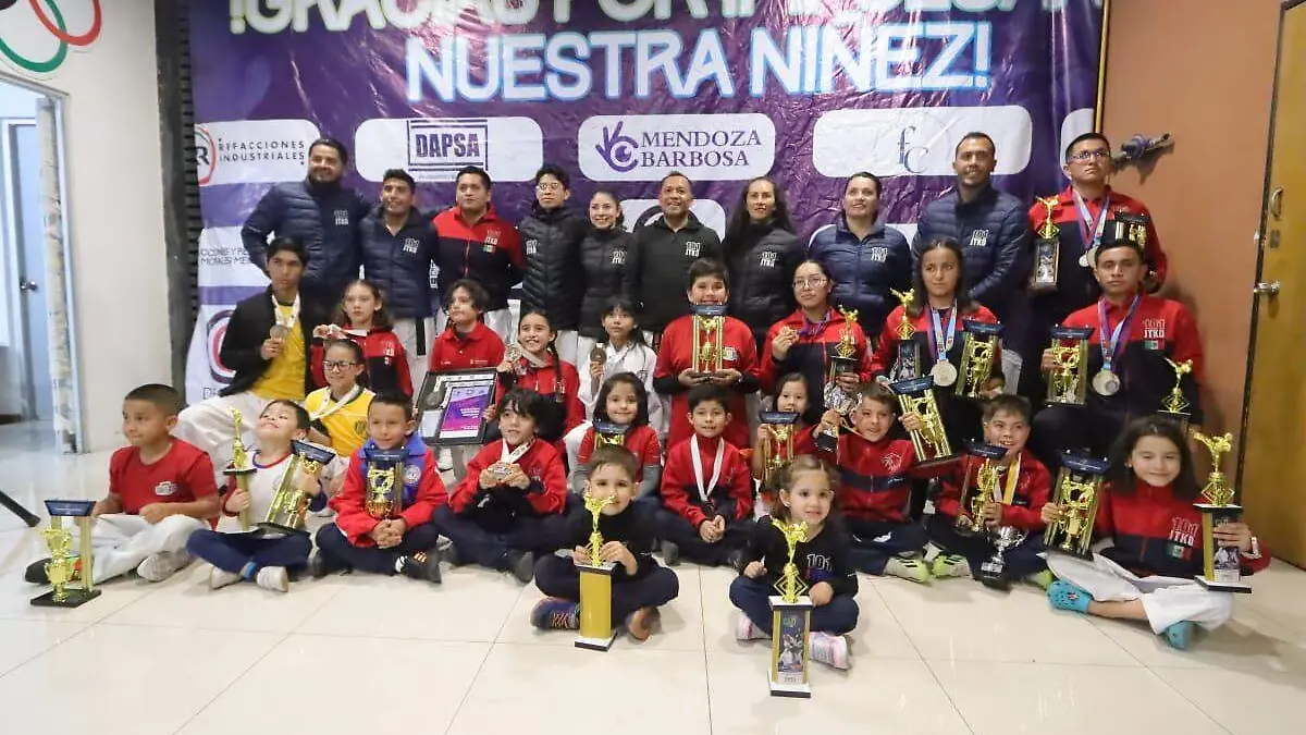 Reconocen a taekwondoínes potosinos  (1)