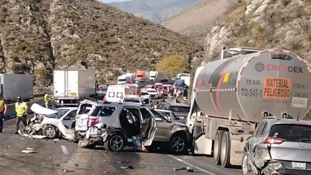 Tráiler se queda sin frenos en la México 57 2