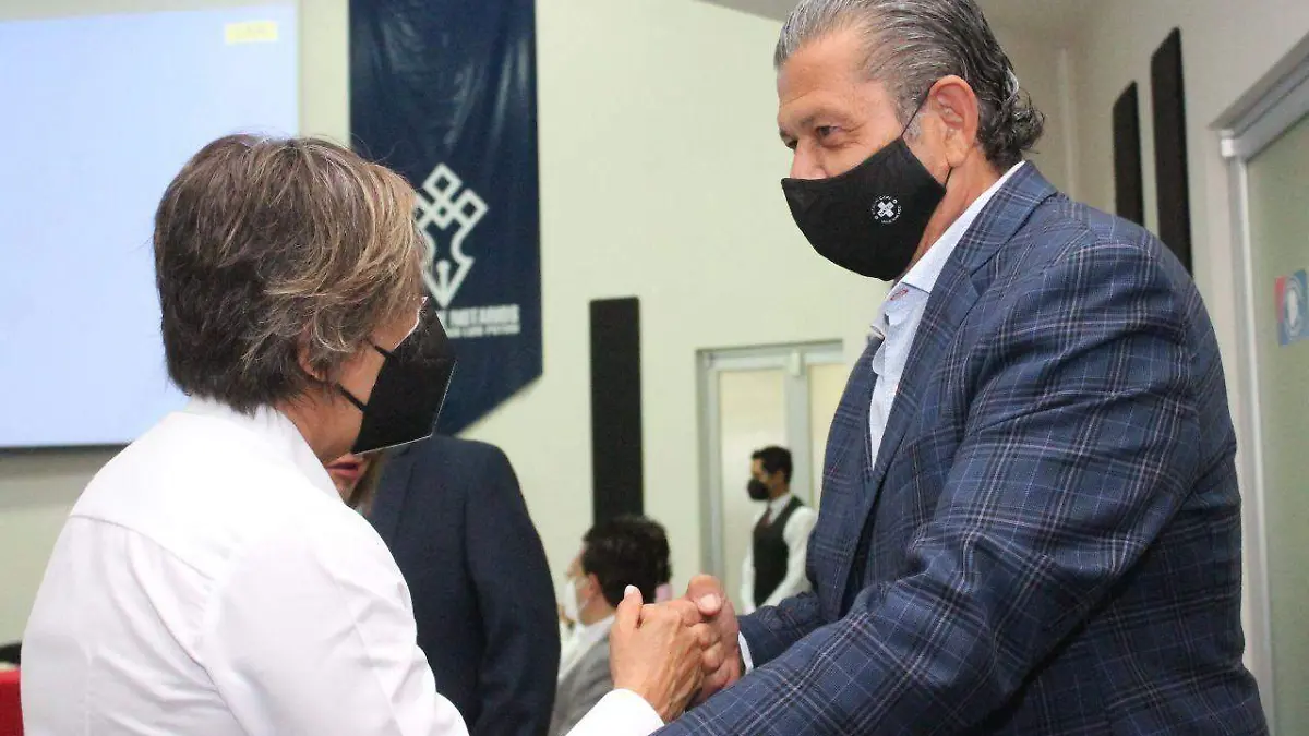 Octavio Pedroza con Notarios