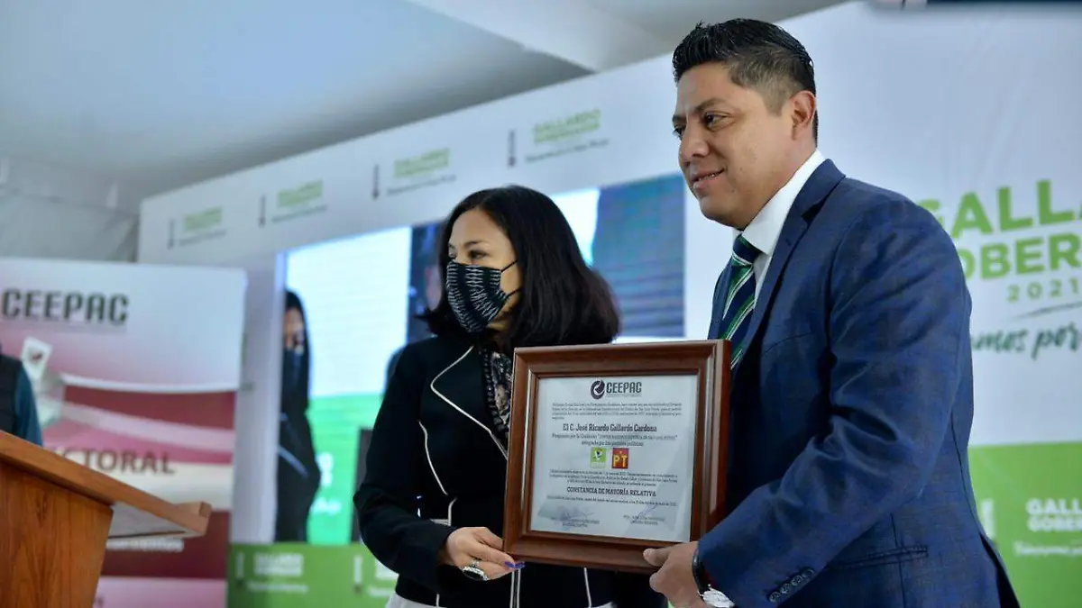 recibe pollo su constancia