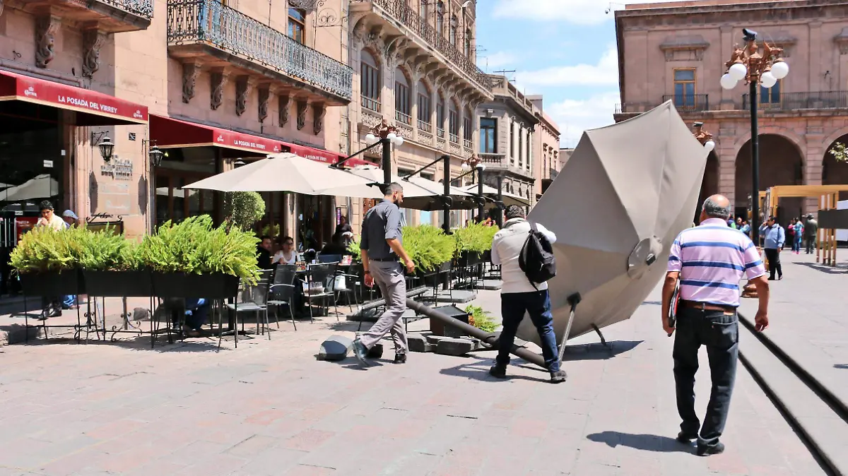 aire derriba sombrilla y maceta de la posada del virrey (1)