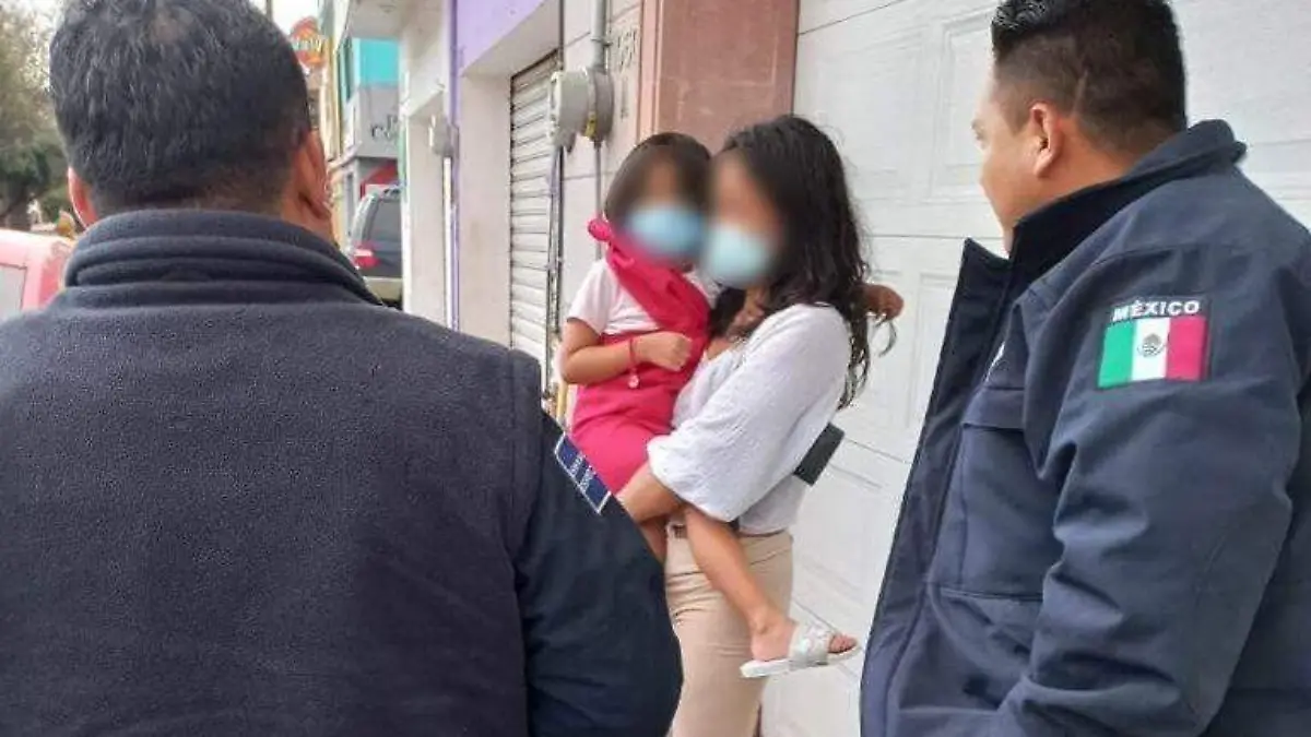 ayudan a mujer