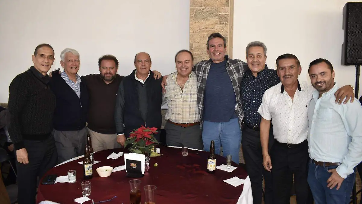 Amigos disfrutan de una convivencia agradable 