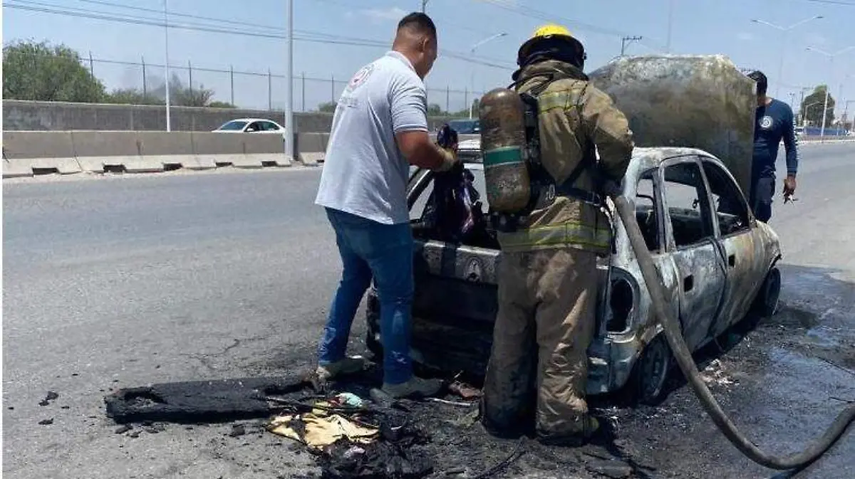 vehículo incendiado en Periférico 3