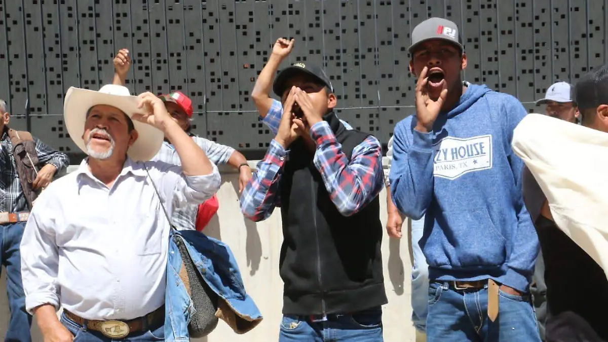 Protestan frente a Poder Judicial (2)