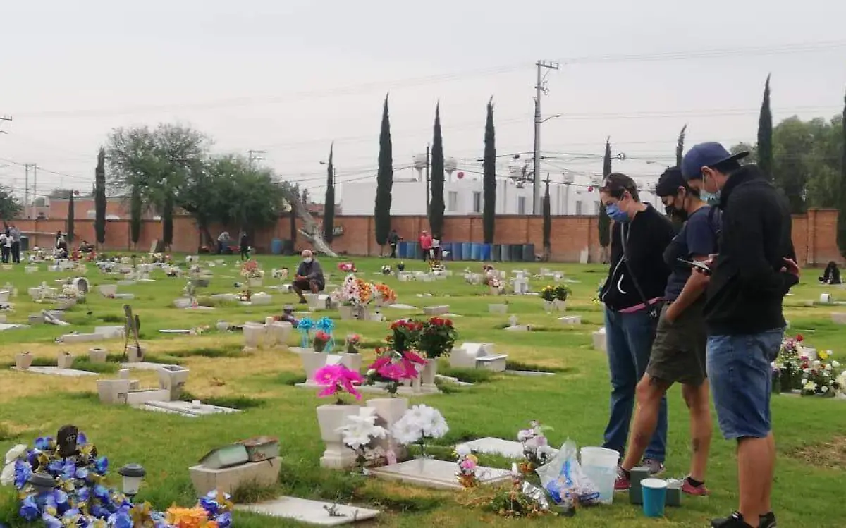 potosinos visistan cemeneterio de el morro  9