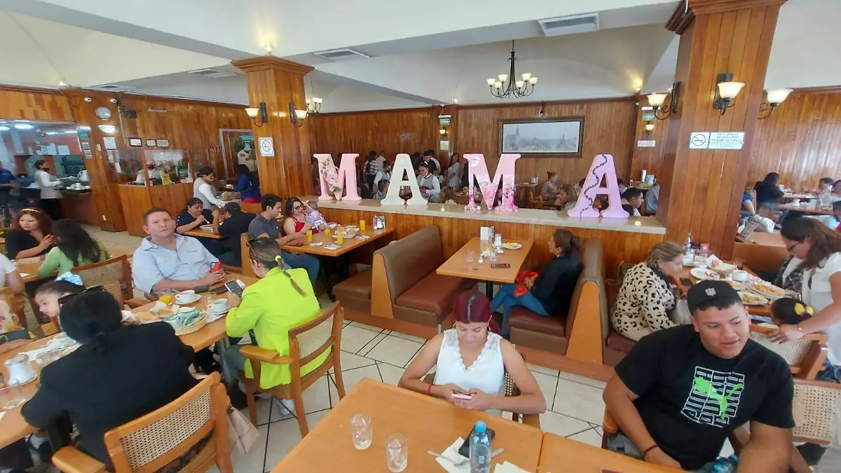 Restaurantes llenos por festejos del día de la madre (4)