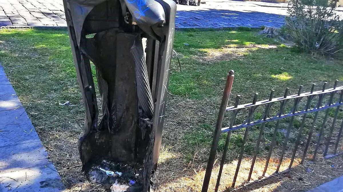 papelera destruida con pirotecnia