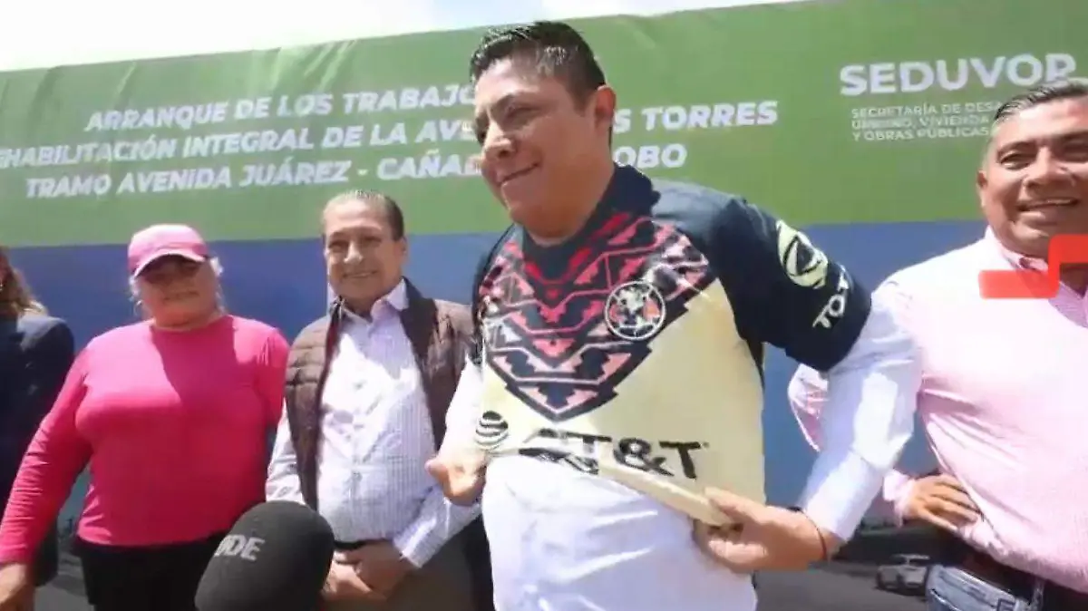 Ricardo Gallardo con la playera del américa