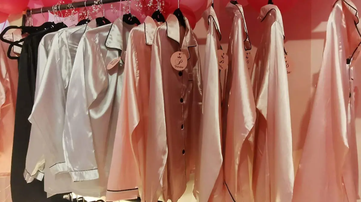 Ofrece prendas femeninas, como bellas y cómodas pijamas, hechas por talentosas costureras