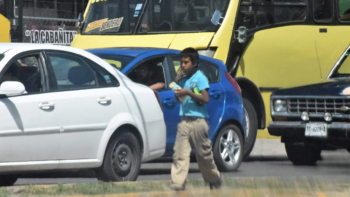 niño trabajando en crucero