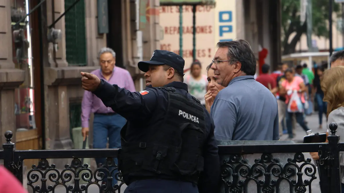 POLICIA AUXILIA A TRANSEUNTE