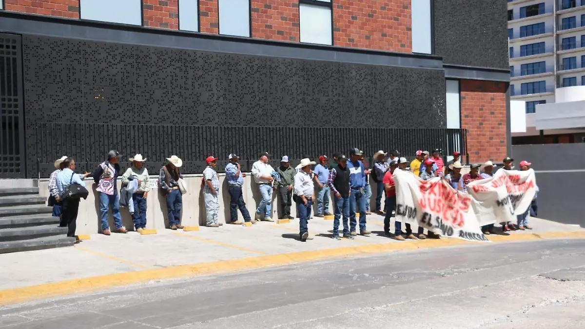 Protestan frente a Poder Judicial (8)