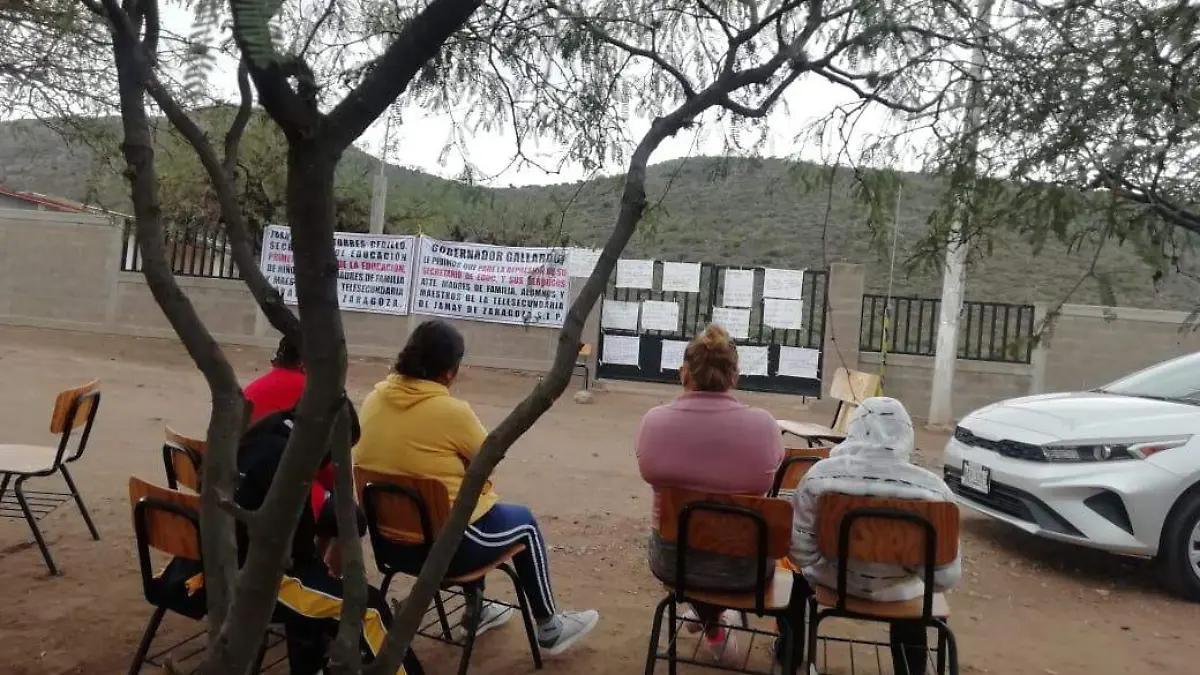 plantón en telesecundaria (2)